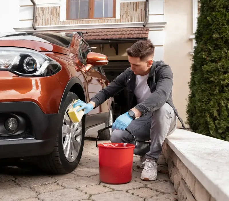 Lavage auto à domicile Gagnières : professionnel intervenant sur un véhicule
